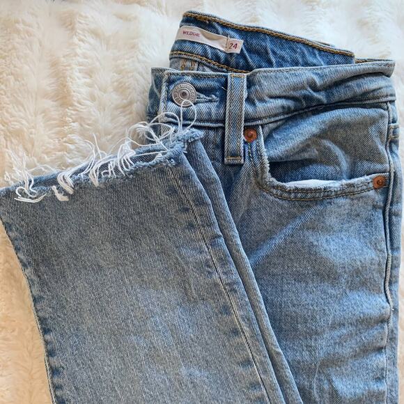 Levi's Wedgie Light Wash Raw Hem Skinny Jeans - Picture 7 of 7